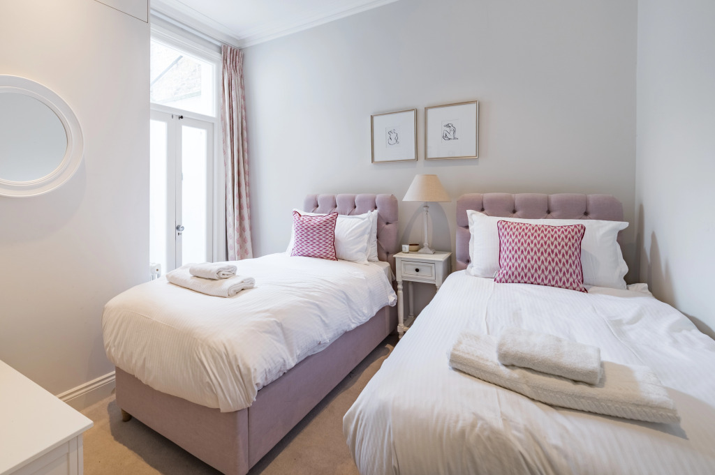 Spacious Three Bedroom Garden Flat Near Clapham Common by Underthedoormat