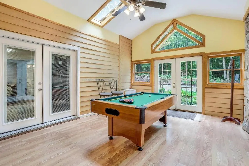 Shady Woods 4 Bedroom Walk to Downtown Hottub