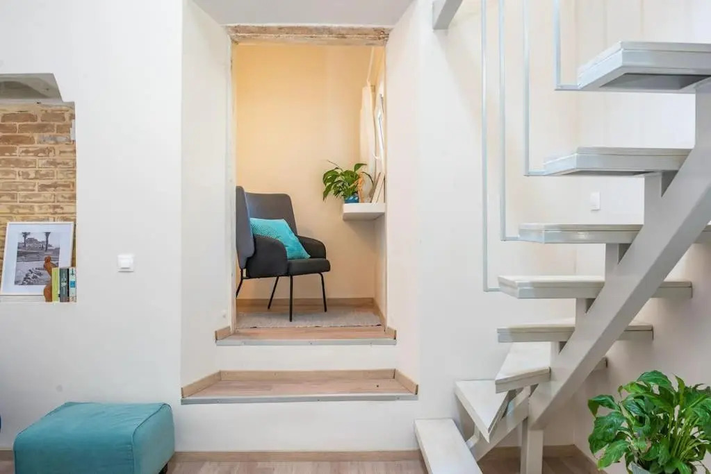 Newly Renovated 1730's Venetian Loft (02) !