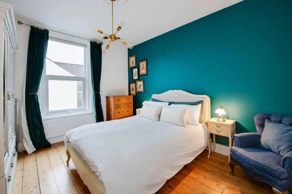Super stylish, large 3 bedroom Victorian House in Southsea