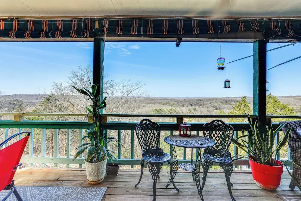 The Treehouse in Cherokee Village: Deck & Views