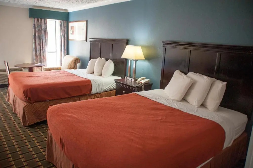 Victorian Inn & Suites