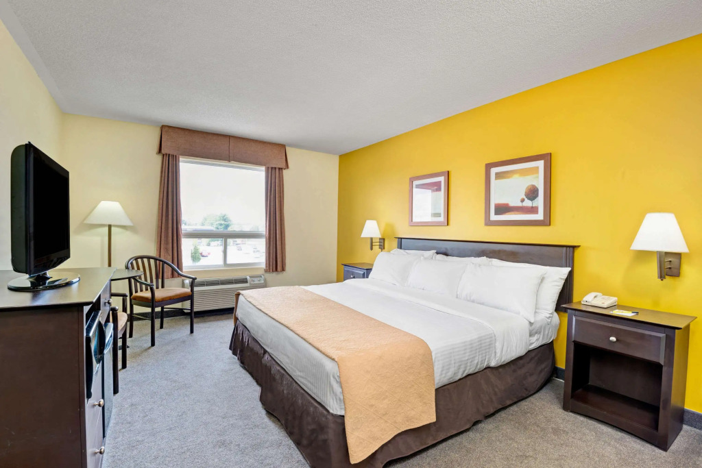 Super 8 by Wyndham Barrie South