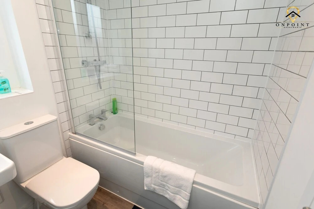 Spacious 3 Bed House with Parking & WiFi