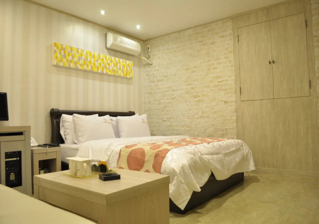 La Nuit Hotel