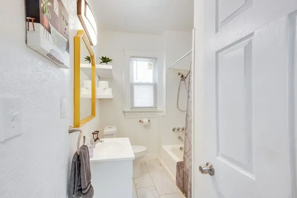Luxurious 2BR Kansas City Condo Near Downtown
