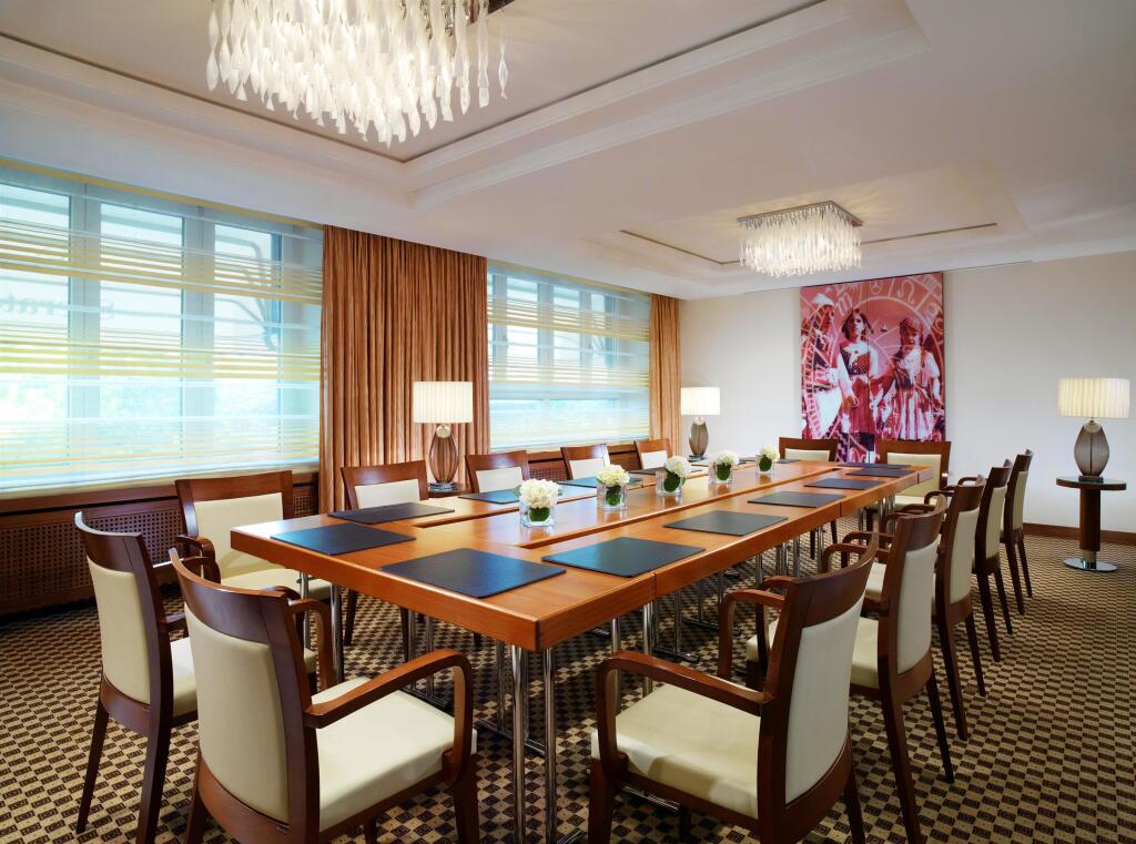 Neues Schloss Privat Hotel Zurich, Autograph Collection
