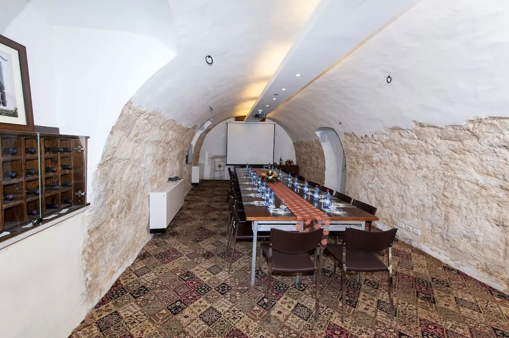 The Colony Hotel