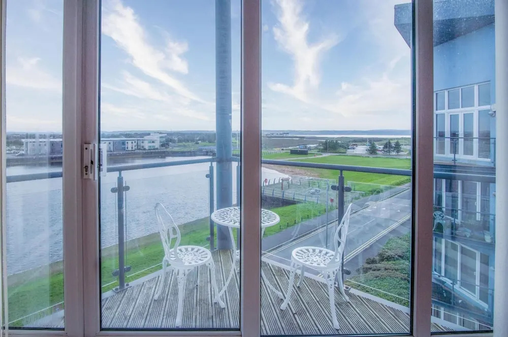 The Penthouse - 3 Bedroom Apartment - Llanelli