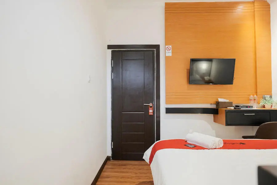 RedDoorz near RS Royal Prima Medan 2
