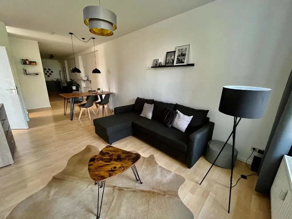 Purer Luxus mit 2 Schlafzimmern, Balkon und Privat-Parkplatz