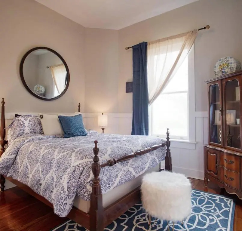 416A Waldburg st · Newly Renovated 1920's Historic District Apt
