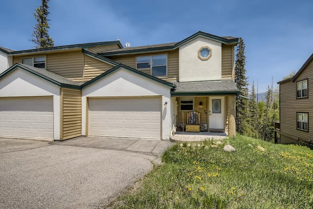 Mountain Getaway! Minutes From Family Fun-come Relax And Have A Blast! 4 Bedroom Home by RedAwning