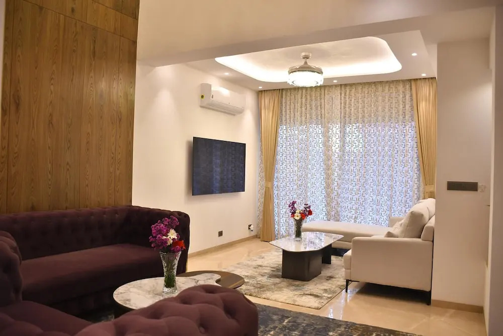 Luxuryhouse-3br-free Car & Driver-balcony-wifi