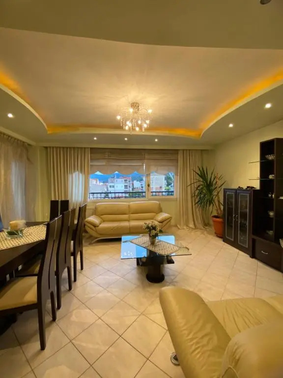 Florina House - Spacious with 2 Bedrooms and mountain view