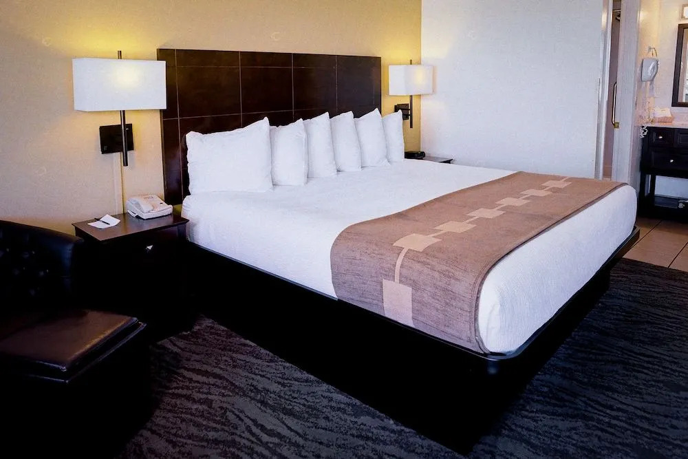 Pines Inn & Suites
