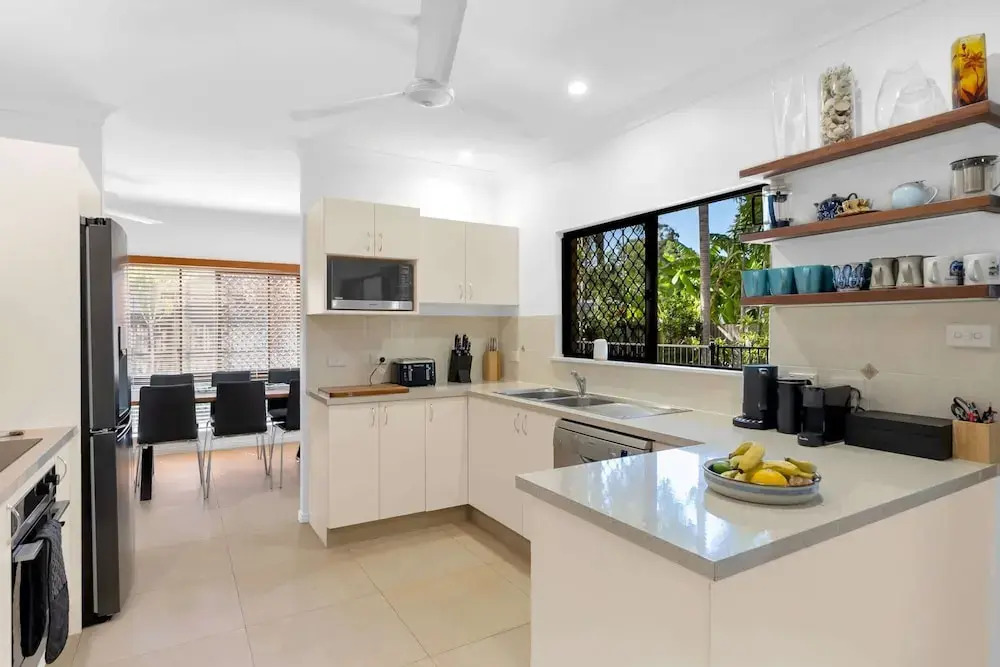 3-bed Family Home With Pool & BBQ by the Beach