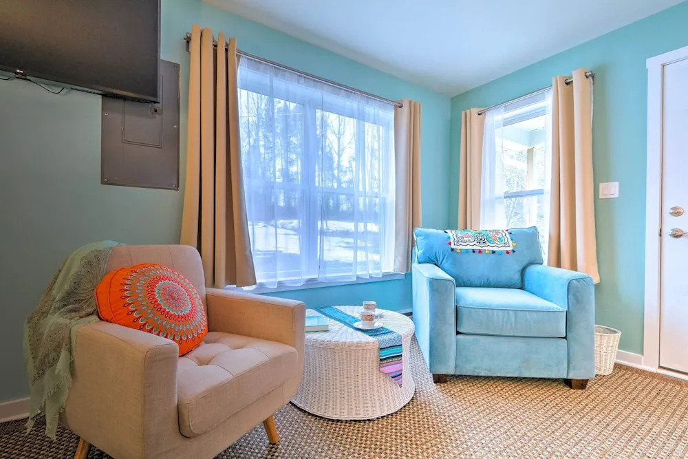Unwind Fireside! Poconos Cottage 12 Mi to Slopes