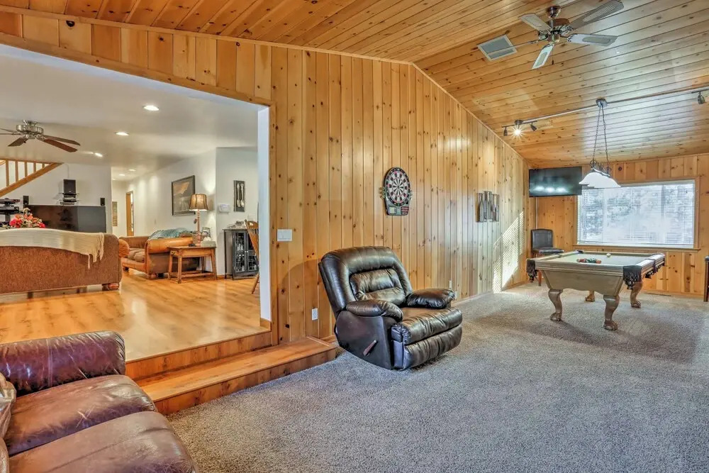 Game Room, Yard, Deck & Fireplace: Lakeside Home