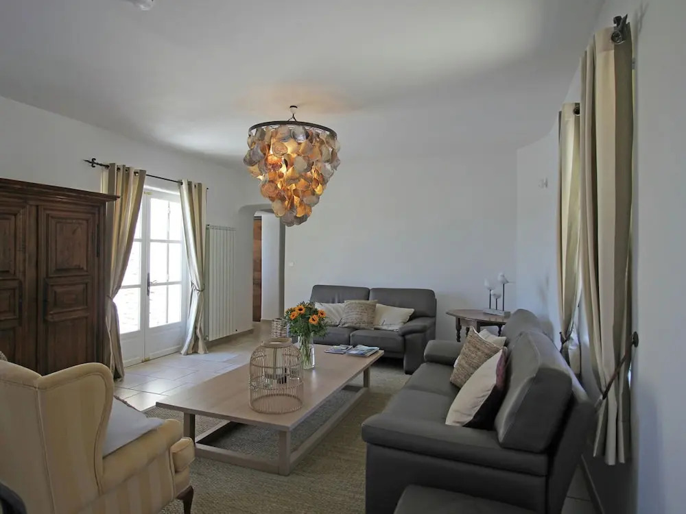 Beautiful, renovated Bastide with private pool and panoramic views, 3km from Apt