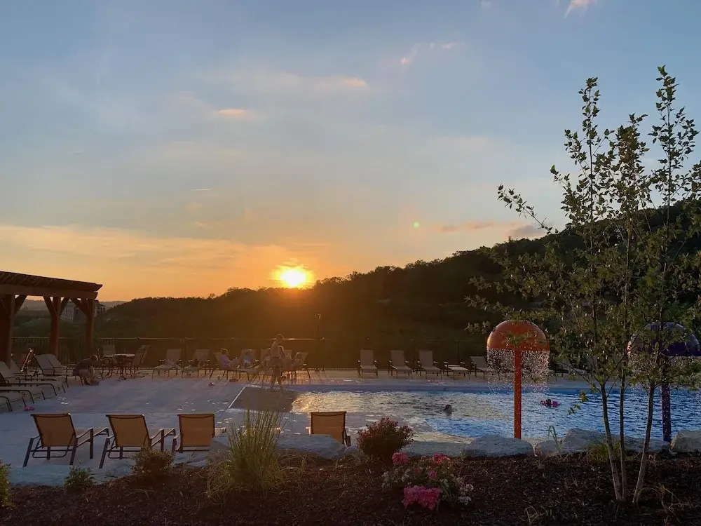 Journey's Remedy Lite - Lake View - Closest to Indoor Pool - Sleeps 22