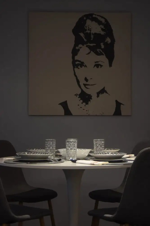 Comely Luxury Apt Must