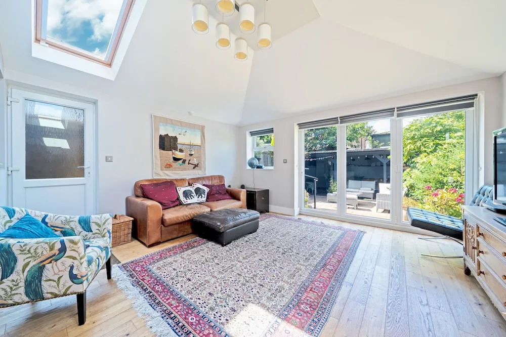House Sleeps 5 With Garden and Parking