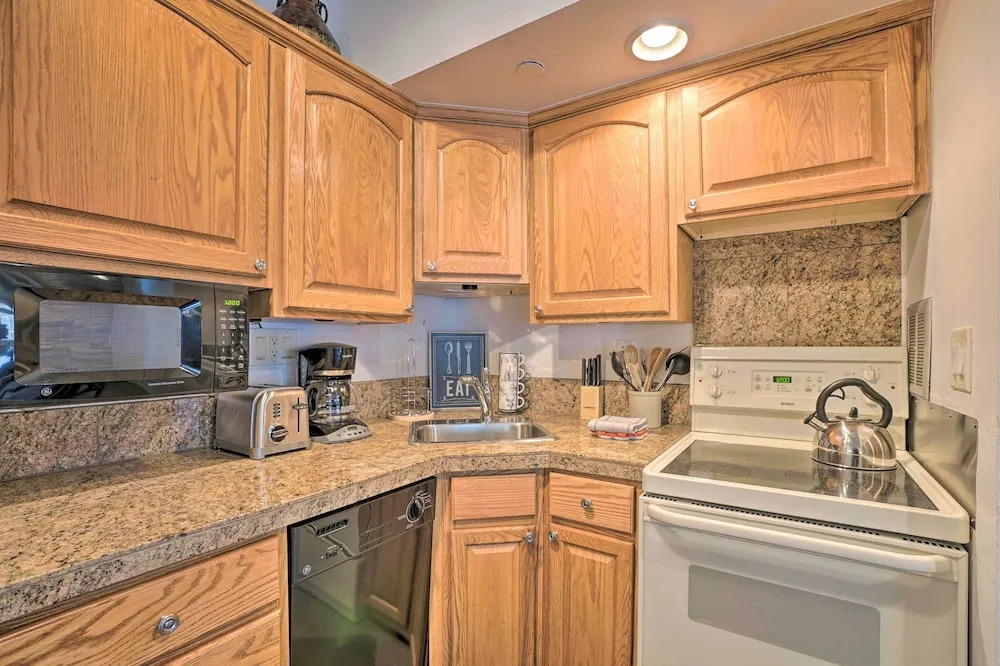 Ski Lovers Studio w/ Easy Pool + Hot Tub Access!