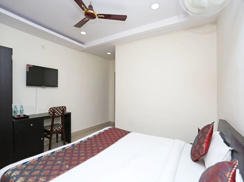 Hotel Sahu Near Kashi Vishwanath Temple Gate