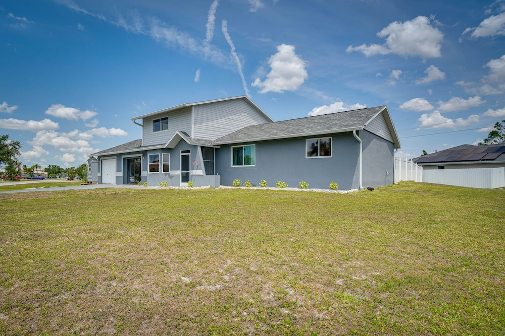 Screened-in Lanai + Yard: Port Charlotte Retreat