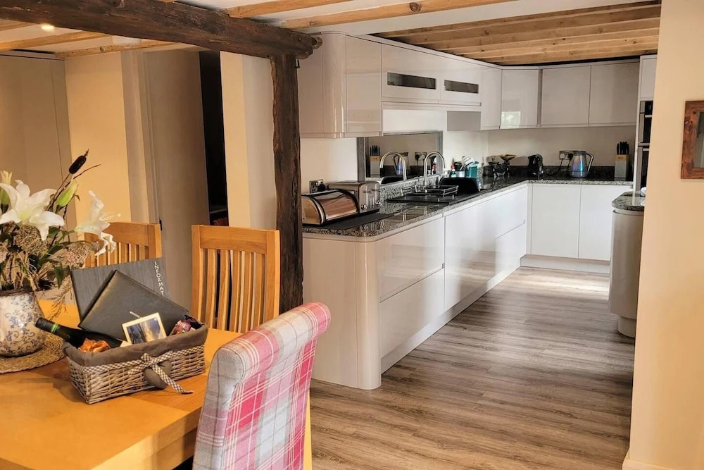 Cosy & Spacious Cottage in Scenic Village With Pub