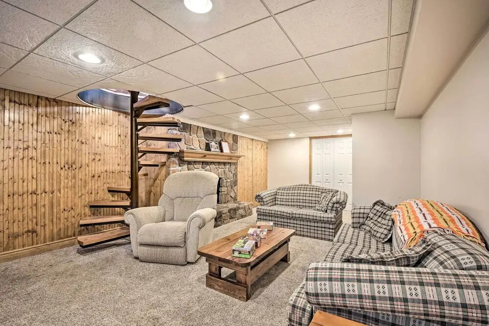Indian Lake Retreat w/ Wet Bar & Covered Deck