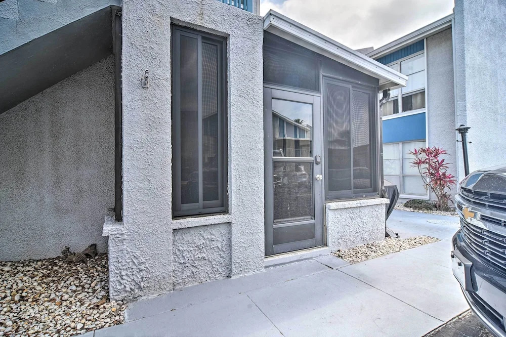 Elegant FL Condo w/ Pool: Walk to Madeira Beach!