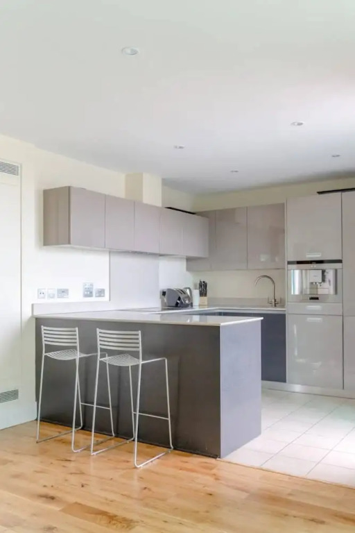 Gorgeous 3 Bedroom Flat in Vauxhall With City Views