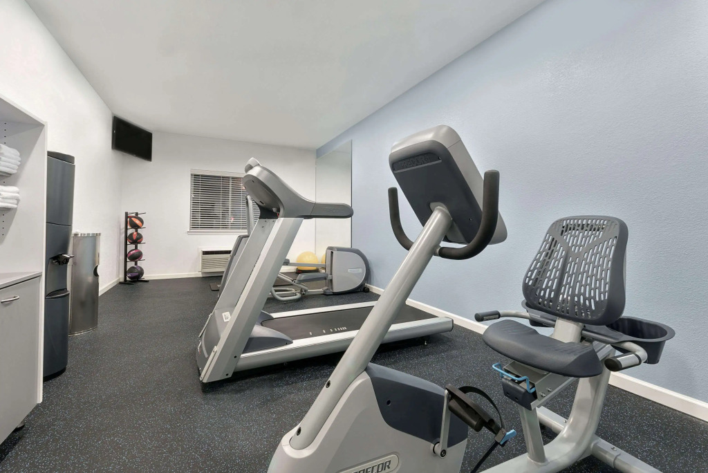 Days Inn & Suites by Wyndham Dallas