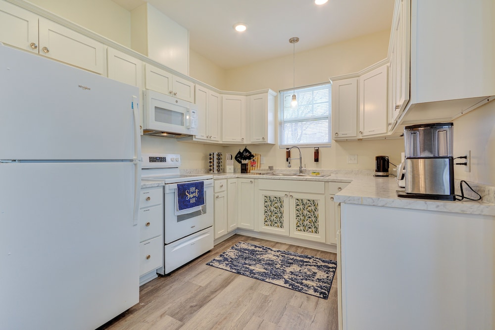 1 Mi to Downtown Greensboro: Newly Built Home!