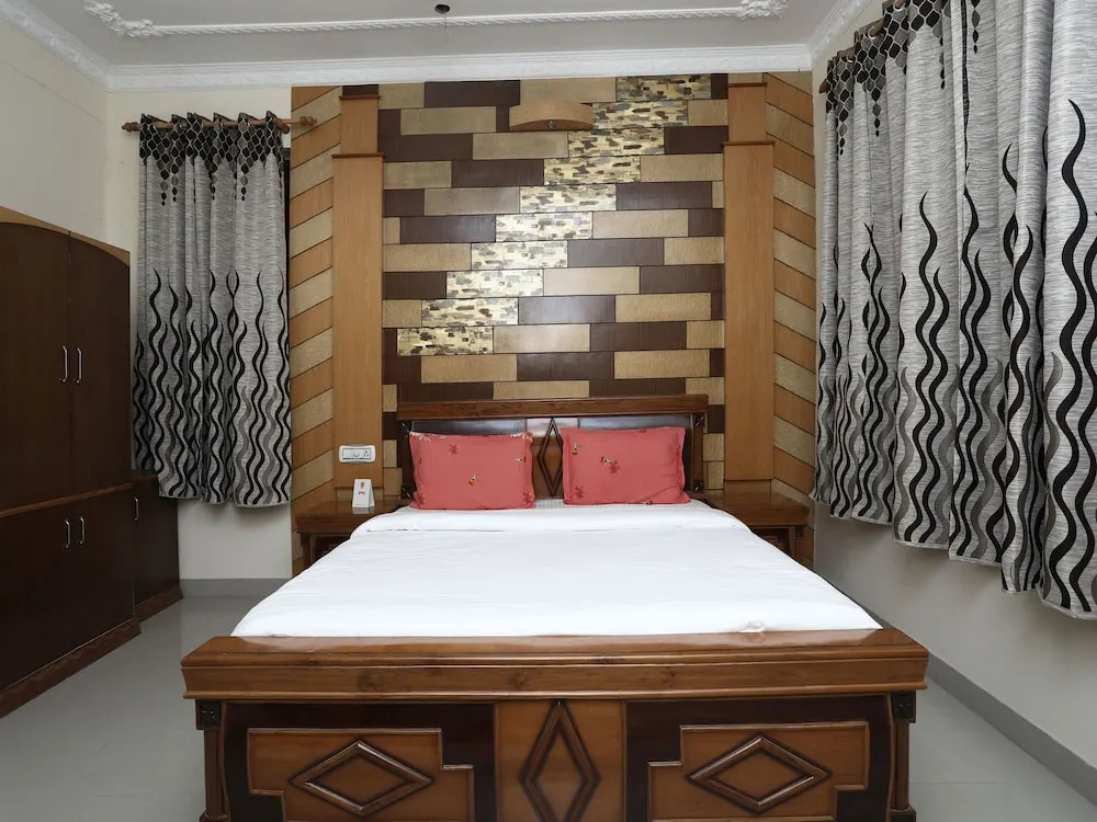 OYO 13293 Home Luxury Villa Canal Road