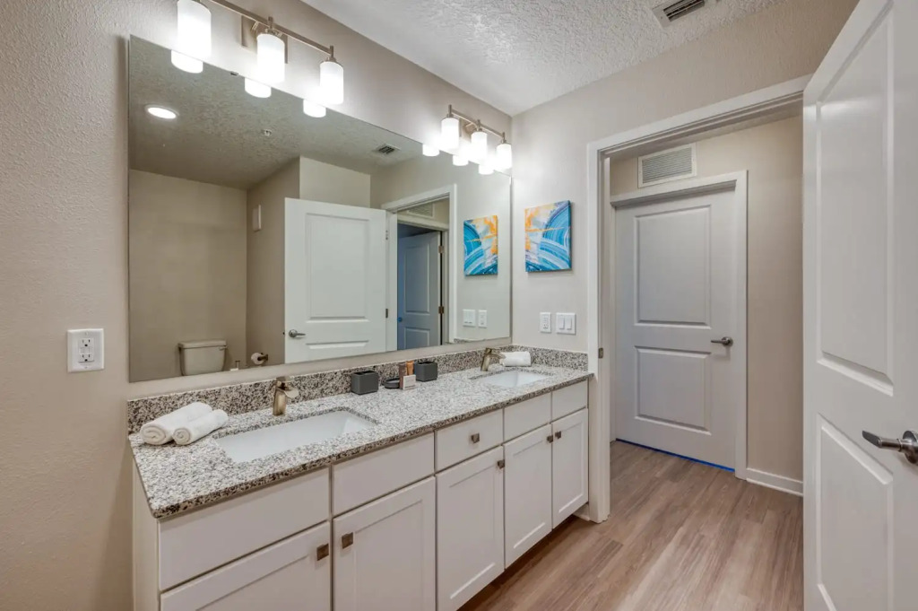 Comfortable home with balcony near Universal Parks