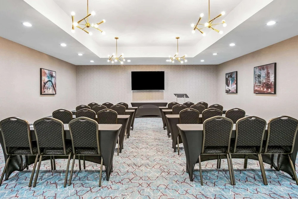 La Quinta Inn & Suites by Wyndham DFW Airport West-Glade