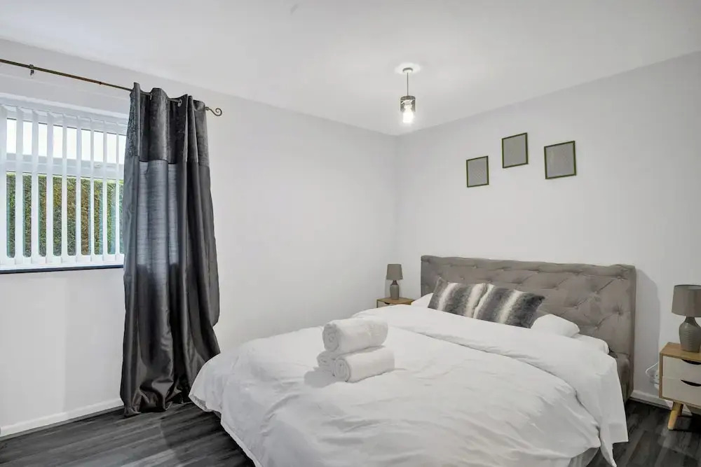 1bed-sleeps2-parking-nearcitycentre-jlr-nec