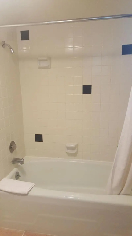 Oyster Bay Inn & Suites