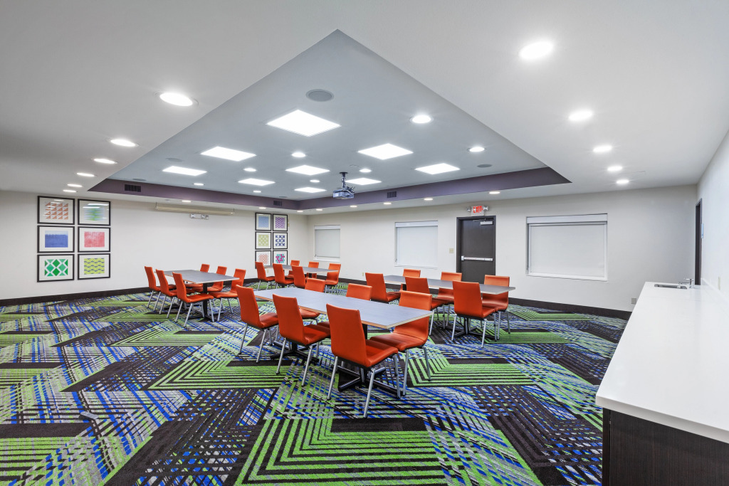 Holiday Inn Express & Suites Sealy by IHG