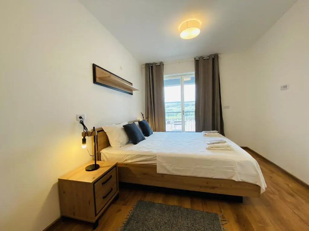 Deluxe Apartment with balcony and private parking in Colvmna Residence