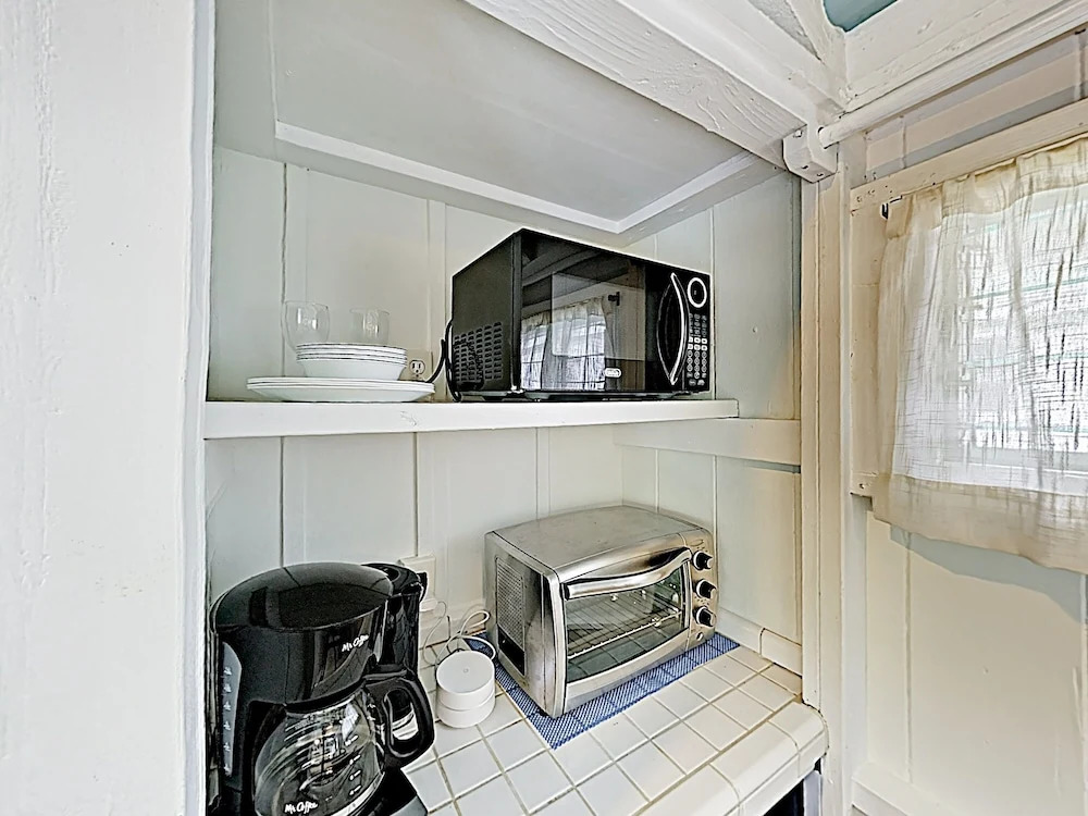 New Listing! Ohana Studio - Steps to Lanikai Beach cabin
