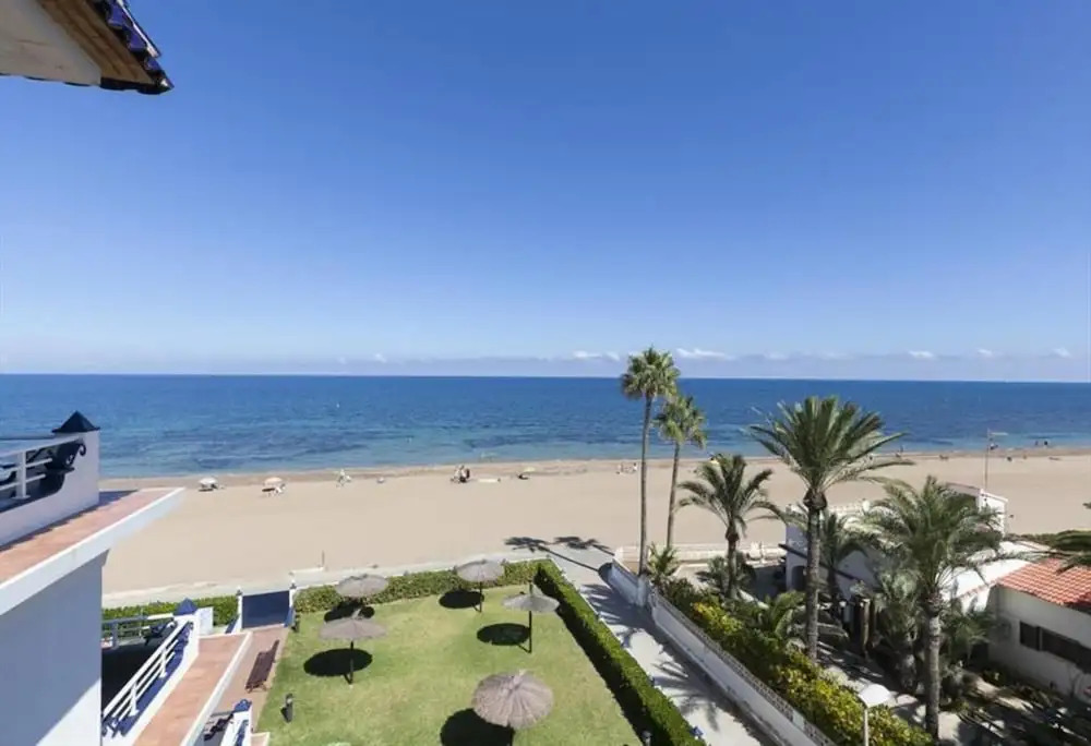 Fantastic first beach line attic apartment, sleep7