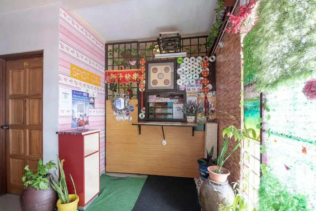 Spot On 90305 Hen Hen Hotel