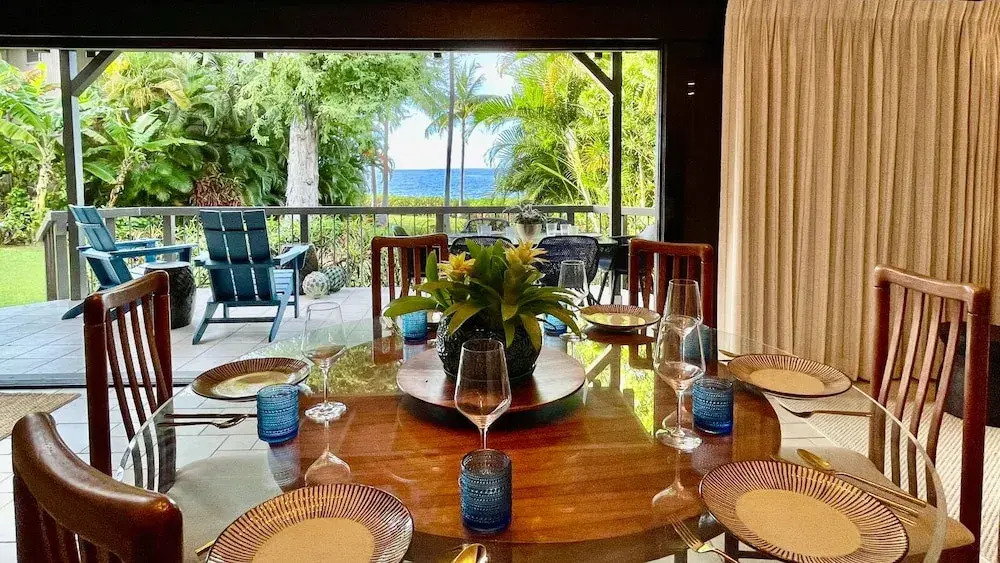 Sophisticated Oceanfront Retreat - Air-conditioned - Walk to Beach - Vrkcv