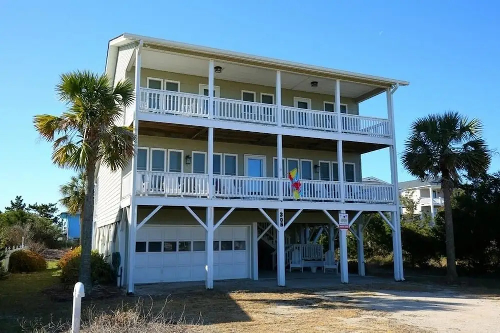 Holden Haven 4 Bedroom Home by RedAwning