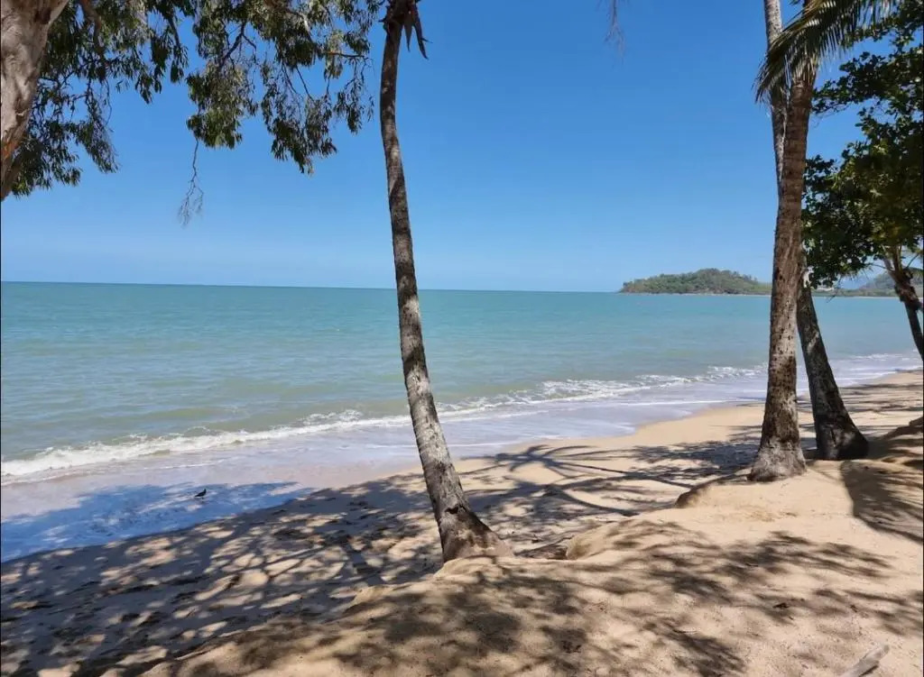 Willow Garden Stays Cairns - Beachfront 4 Bedroom Luxury Holiday Home