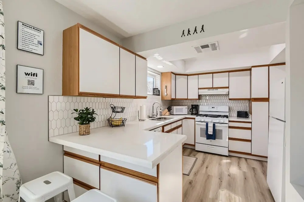 Lux life! Central location for business or play